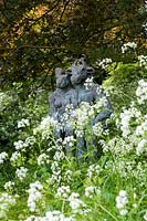 Barnsley House Gardens, Glos., Royaume-Uni. Ancien jardin de Rosemary Verey, statues cachées parmi Cow Parsley au bord du jardin