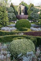 Abbey House Gardens, Malmesbury, Wiltshire. Jardin topiaire en hiver montrant la structure et la forme