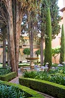 Palais de l'Alhambra, Grenade, Espagne, jardins de la cour avec couverture et grands palmiers