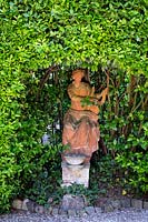 Statue en terre cuite dans les jardins Giardino Corsi, Florence, Italie