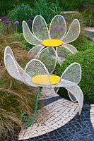 Chelsea Flower Show 2007, 'The Westland Garden' (Diarmuid Gavin Designs) chaises funky 'pétales' en métal