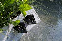 RHS Chelsea Flower Show 2014. Hugo Bugg, concepteur de 'The Waterscape Garden', sponsor de RBC. Becs d'eau.