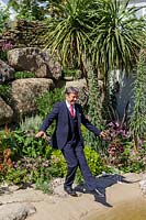 RHS Chelsea Flower Show 2014. Alan Titchmarsh 'plongeant son orteil' dans son propre étang de jardin.