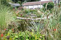 Derry Watkins Garden at Special Plants, Bath, UK étang de taille moyenne bien approvisionné