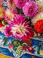 Dahlias colorés dans un vase sur la table des années 1950