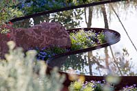 Hampton Court Flower Show 2014, l'Essence of Australia Garden, des. Jim Fogarty. Étang incurvé réfléchissant