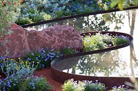 Hampton Court Flower Show 2014, l'Essence of Australia Garden, des. Jim Fogarty. Étang incurvé réfléchissant
