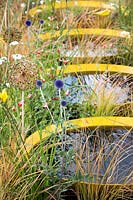Exposition florale de Hampton Court, 2017. Jardin Kinetica, des. Actes insensés de beauté. Petits étangs circulaires reflétant les herbes et les têtes de graines
