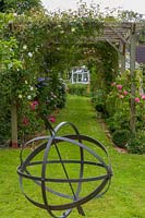 Hill Lodge Garden, Batheaston, Somerset. UK. (Fremantle) vue le long de la pergola avec sphère armillaire