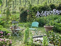 Jardin Parterre avec chaises à côté d'un petit étang circulaire à Locanda Casanuova, Toscane, Italie
