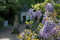 Iford Manor, Wiltshire ,. Au début de l'été, le jardin Italiante conçu par Harold Peto