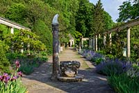 Iford Manor, Wiltshire ,. Au début de l'été, jardin à l'italienne conçu par Harold Peto