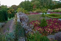 Perrycroft, Herefordshire. (Archer) petit jardin parterre géométrique englouti avec haies taillées et Sedum, (PR disponible)