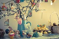 Affichage d'arbre de Pâques avec des oeufs et des décorations