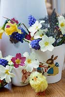Fleurs de Pâques et décorations dans un vase