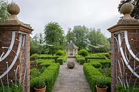 Mitton Manor, Staffordshire. Parterre de jardin formel avec des sculptures en verre 'Suncatcher' de Neil Wilkin