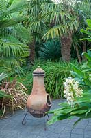 Jardin Beechwell (Tim Wilmot), Bristol, Royaume-Uni. Jardin de ville exotique avec plantation architecturale et subtropicale. Chiminea