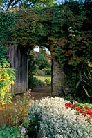 Munstead Wood Surrey Gertrude Jekyll Porte en mur de pierre Jardin d'été avec vue sur maison