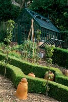 Juin Alan Titchmarsh's garden Hampshire Potager sur site en pente Green House garden combinaison de plantes