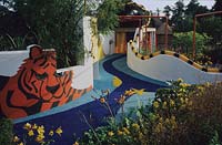Hampton Court FS 1998 Design Sarah Eberle Jardin sûr pour les enfants avec des surfaces dures décorées et peintes