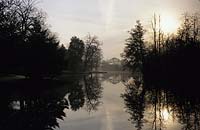 Painshill Surrey jardin paysage pittoresque le lac au lever du soleil