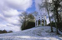 Painshill Surrey jardin paysage pittoresque tour gothique en hiver