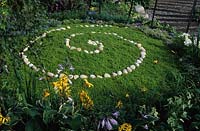 Hampton Court FS 1999 Design Karen Maskell pelouse alternative d'Helexine solierii occupez-vous de vos affaires avec une spirale de pierres