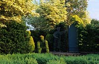 Tilford Cottage Surrey Lonicera nitida figure topiaire haie d'if Acer drummondii gate