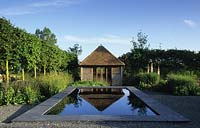 piscine réfléchissante formelle avec jardin