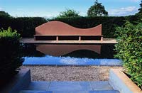Veddw House Gwent piscine réfléchissante formelle avec siège moderne