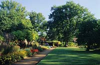 Munstead Wood Surrey Gertrude Jekyll s pelouse de jardin avec chemin d'accès et parterre de fleurs mixte