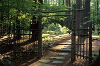 Mount Tremper Monastery New York Design Stephen Morrel entrée en bambou au jardin japonais Le jardin zen avec des pierres mo
