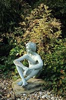 Sculpture figurative assise Denmans Sussex par Marion Smith