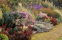 Parham Sussex le parterre de fleurs dans le jardin clos de l'automne banc en bois