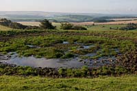 Grand étang à bétail rond coudre l'eau de pluie Sussex low weald South Downs Ditchling Beacon vue sur les champs pâturage des arbres verts