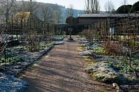 West Dean Sussex jardin clos en hiver gel chemin soleil ombres ensoleillées