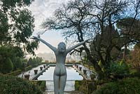 Jardin à l'italienne avec statue figurative