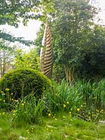 Le Savills and David Harber Garden est un jardin vert représentant une clairière boisée durable. Conçu par Andrew Duff, parrainé par David Harber Savills, RHS Chelsea Flower Show, 2019.