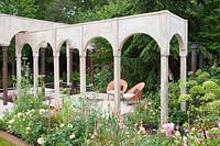 Le Wedgwood Garden, la plantation à l'avant du jardin comprend Verbascum 'Helen Johnson', Iris 'Pink Charm' et Daucus carota 'Dara' - Design: Jo Thompson. Commanditaire: Wedgwood