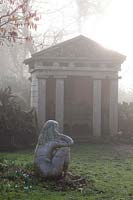 Temple et statue 'Déesse des bois' dans The Stumpery, Highgrove Garden, février 2019.