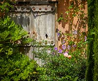 Portes ornées décoratives dans The Carpet Garden, Highgrove, juin 2019.