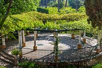Pergola circulaire au Jardin Marques de la Vega Inclan avec des premières roses au Real Alcazar, Séville.