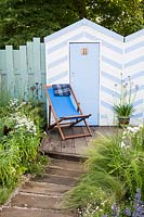 Chaise de terrasse en bois bleu, By The Sea - RHS Hampton Court Palace 2017, juillet.