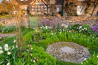 Jardin de coupe avec honnêteté pourpre, tulipes et Narcisse 'Geranium' Brilley Court Farm, Whitney-on-Wye, Herefordshire