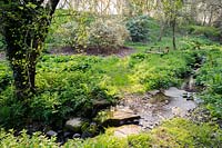 Ruisseau qui traverse le jardin de la vallée. Ferme Brilley Court, Whitney-on-Wye, Herefordshire