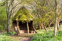 Pavillon rustique à une extrémité du jardin de la vallée. Ferme Brilley Court, Whitney-on-Wye, Herefordshire