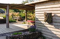 Un patio couvert et un coin salon, Lower Treculliacks Farm, Falmouth, Cornwall, UK.