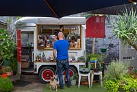 Un homme se faisant servir du café par un barista dans un pop-up converti horse float cafe, Australie.