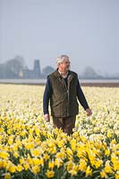 Un portrait de Johnny Walker dans un champ plein de Narcisse, Lincolnshire, Royaume-Uni.