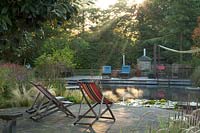 Vue du coin salon sur le côté de la piscine naturelle à Ellicar Gardens, Nottinghamshire.